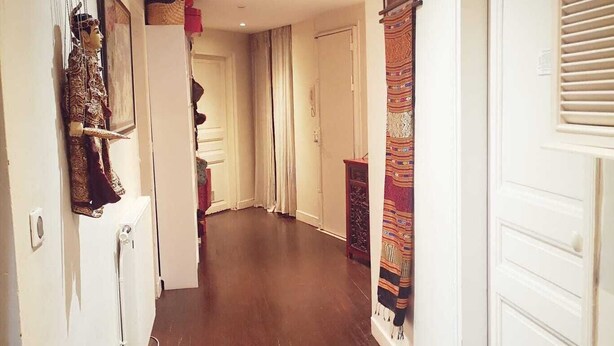 A hallway with wooden flooring, white walls, and a door on the right. - Appartement 100m2 Dernier Étage Calme et Lumineux (Melun)
