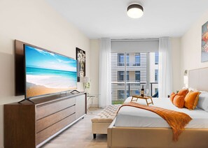 1 habitación, escritorio, tabla de planchar con plancha y cuna de viaje