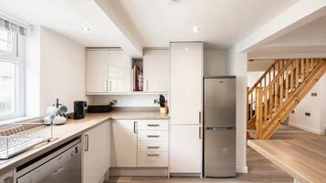 House | Private kitchen | Fridge, microwave, oven, stovetop