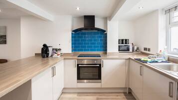 House | Private kitchen | Fridge, microwave, oven, stovetop