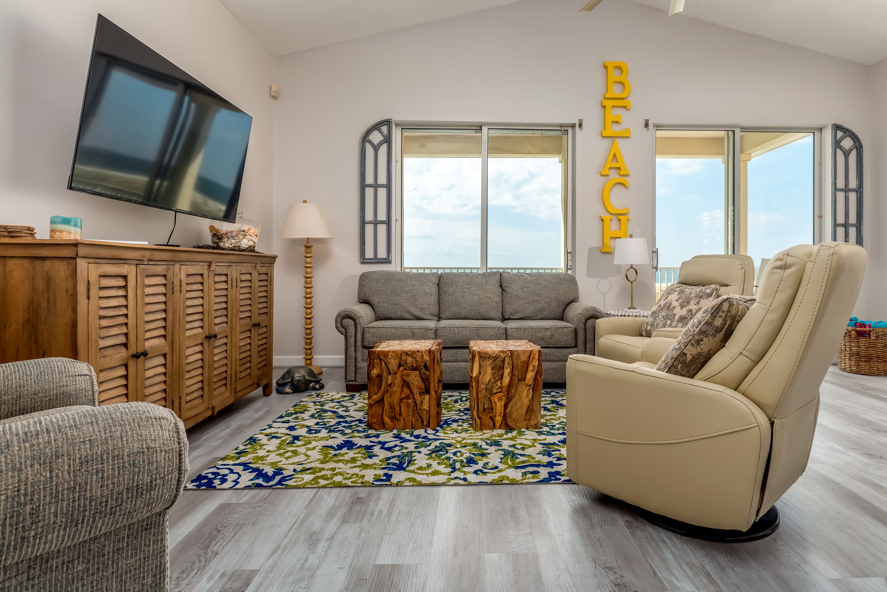 Third-floor unit, spectacular furnishings, and views! - Wave Louder