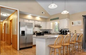 冷蔵庫、電子レンジ、オーブン、コンロ