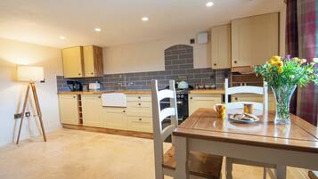 Cottage, 1 Bedroom | Private kitchen | Microwave