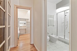 Douche, sèche-cheveux, bidet, serviettes fournies