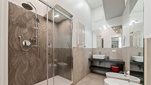 A modern bathroom with a glass-enclosed shower, a vanity with a sink, and a toilet. - ViaPaola43 Palace 1st floor 2Bdr (Roma)