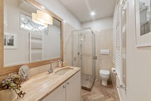 Shower, hair dryer, bidet, towels