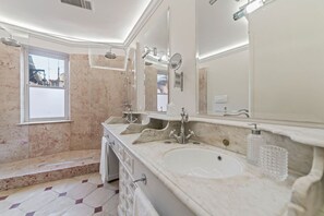 Dusche, Haartrockner, Bidet, Handtücher