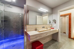 Dusche, Haartrockner, Bidet, Handtücher