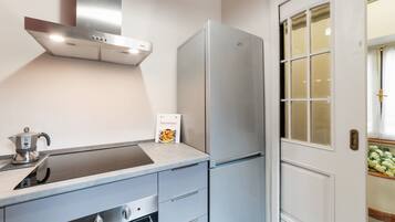 Kylskåp, mikrovågsugn, ugn och spishäll