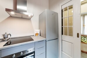 Réfrigérateur, four à micro-ondes, un four, surface de cuisson