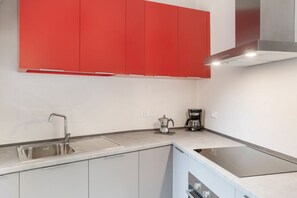 Réfrigérateur, four à micro-ondes, un four, surface de cuisson