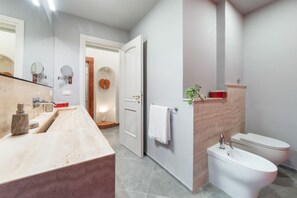 Een douche, een haardroger, een bidet, handdoeken