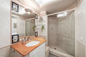 Shower, hair dryer, bidet, towels