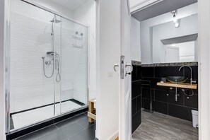 Ducha, secador de pelo, bidet, toallas