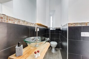 Dutxa, assecador de cabells, bidet i tovalloles 