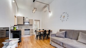Un apartamento moderno con cocina, comedor y sala de estar.