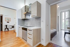 2 habitaciones, escritorio, tabla de planchar con plancha y wifi gratis 