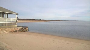 Una spiaggia nelle vicinanze