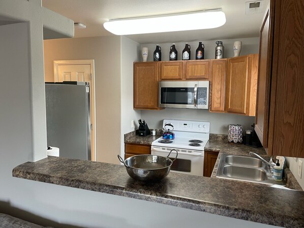 Fridge, microwave, oven, stovetop - Cozy home, easy access to downtown and Lunch Loops (Grand Junction)