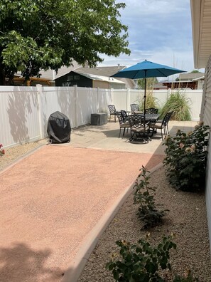 Outdoor dining - Cozy home, easy access to downtown and Lunch Loops (Grand Junction)