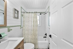 Badewanne, Haartrockner, Handtücher