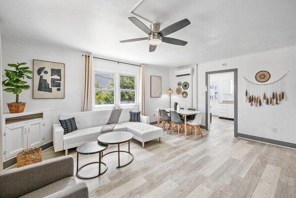 TV, offices - Shorehaven 1- Updated and Stylish 2 bedroom 14 St! (Ocean City)