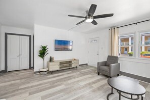 TV, offices - Shorehaven 1- Updated and Stylish 2 bedroom 14 St! (Ocean City)