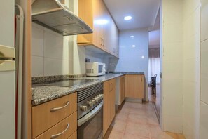 Køleskab, mikrobølgeovn, ovn, kogeplade