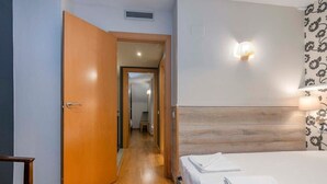 2 室のベッドルーム、デスク、アイロン / アイロン台、WiFi