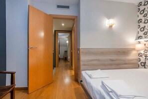 2 makuuhuonetta, työpöytä, silitysrauta/-lauta, Wi-Fi