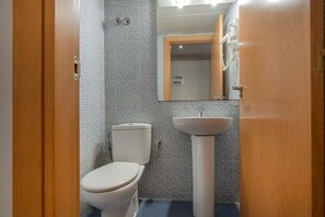 Dusj, hårføner og håndklær