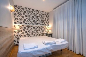 2 soverom, skrivebord, strykejern/-brett og wi-fi