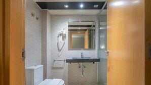Douche, séchoir à cheveux, serviettes fournies