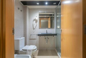 Suihku, hiustenkuivaaja, pyyhkeet