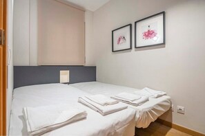 2 habitaciones, tabla de planchar con plancha, wifi y ropa de cama
