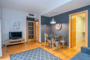 TV, offices - Eixample 2 bedroom with private terrace (Barcelona)
