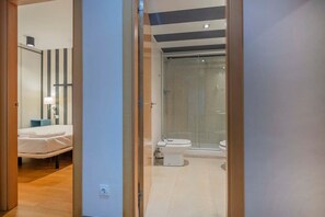 Shower, hair dryer, towels - Eixample 2 bedroom with private terrace (Barcelona)