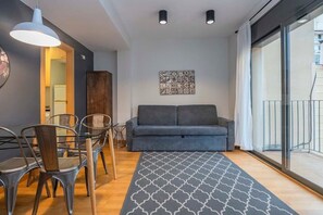 TV, offices - Eixample 2 bedroom with private terrace (Barcelona)