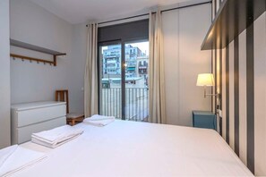2 bedrooms, iron/ironing board, WiFi, bed sheets - Eixample 2 bedroom with private terrace (Barcelona)
