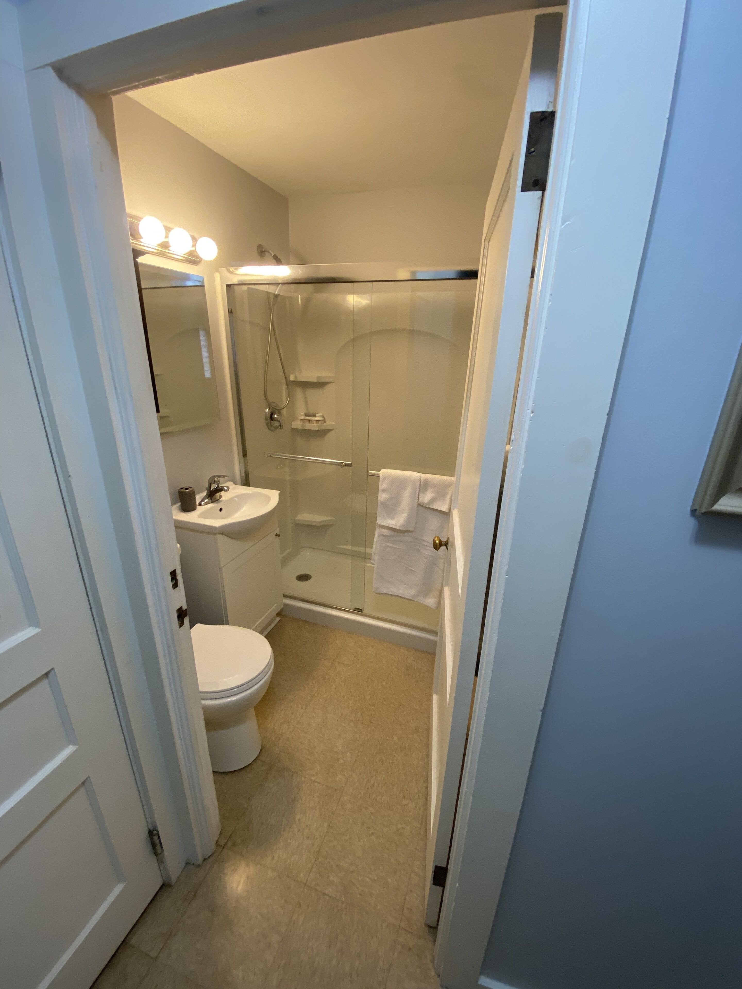 Ein kleines Badezimmer mit Toilette, Waschbecken und einer Duschkabine.