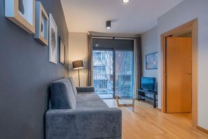 TV, offices - 1 bedroom with balcony in Eixample (Barcelona)