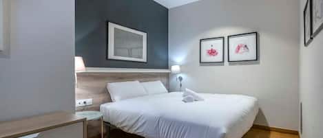 1 bedroom, desk, iron/ironing board, WiFi