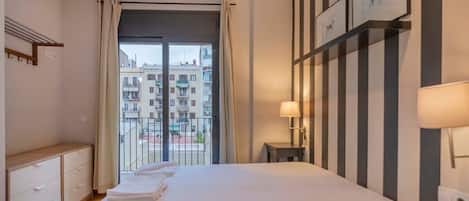 2 bedrooms, desk, iron/ironing board, WiFi