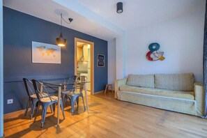 TV, offices - Plaza España 2 bedroom with balcony (Barcelona)