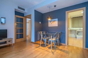 Dining - Plaza España 2 bedroom with balcony (Barcelona)