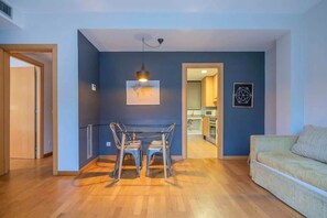 TV, offices - Plaza España 2 bedroom with balcony (Barcelona)