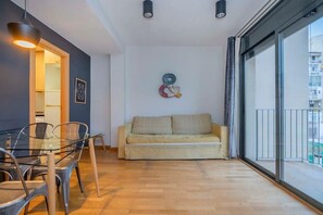 TV, offices - Plaza España 2 bedroom with balcony (Barcelona)