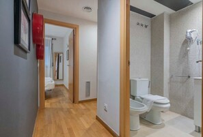 Shower, hair dryer, towels - Heart of Eixample 2BD with balcony (Barcelona)