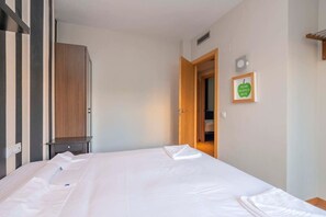2 bedrooms, desk, iron/ironing board, WiFi