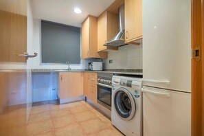 Køleskab, mikrobølgeovn, ovn, kogeplade